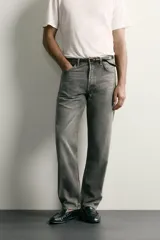 Pantalón jeans de corte recto, color celeste claro con efecto lavado, de cinco bolsillos y tiro medio.