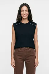 Musculosa de algodón color negro, con cuello redondo y hombreras marcadas con detalles de ojales metálicos.