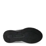 Championes urbanos Umbro modelo Vega, color negro, confeccionados en tejido de malla transpirable con detalles sintéticos y logo de la marca en el lateral.