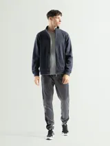 Campera de cuello alto con cierre frontal completo, confeccionada en poliéster. Presenta puños y cintura con acabado en rib, bolsillos laterales discretos y un sutil logo bordado a tono en el pecho.