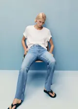 Jeans de tiro medio con diseño acampanado y bajo deshilachado. Presenta cierre de cremallera con botón, cinco bolsillos y trabillas para cinturón.