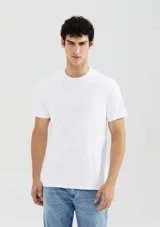 Camiseta básica de manga corta y cuello redondo, confeccionada en algodón de alta calidad.