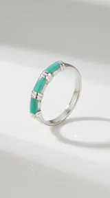 Anillo de plata 925 con diseño de tres barras incrustadas en pasta de turquesa.