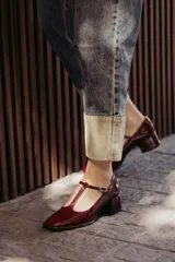 Zapatos de charol color bordó, con diseño tipo T-bar, punta cuadrada y tacón bajo de 4 cm.