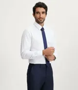 Corbata masculina modelo slim, confeccionada en tejido de satén liso de acabado satinado.