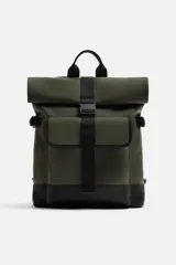 Mochila verde militar con acabado engomado, solapa superior con cierre de hebilla y cremallera, bolsillo frontal con cierre imantado, compartimento interno para laptop de hasta 13 pulgadas, asa de mano superior, correas de hombro ajustables y espalda acolchada. Base de cuero sintético negro.