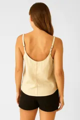 Musculosa de viscosa con estampado abstracto en tonos bordó y beige. Presenta escote en V, breteles finos y un diseño ajustado al cuerpo.