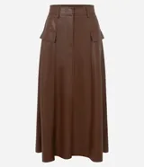 Pollera midi de corte evasé confeccionada en cuero sintético (PU), con cintura elástica, trabillas para cinturón y solapas decorativas en la parte delantera.