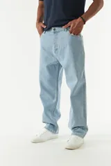 Jean de corte baggy con tiro medio, diseño amplio en piernas y cadera, con cierre y botón frontal.