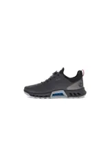 Championes de golf Ecco Biom C4, color negro, con sistema de ajuste BOA y suela con tecnología de tracción progresiva. Presenta detalles en gris claro y azul en la entresuela.