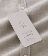 Camisa comfort de manga larga y cuello inglés, confeccionada en mezcla de lino y algodón. Presenta un diseño básico sin estampa con cierre frontal de botones.