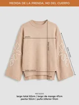 Sweater de tejido de punto color beige, con cuello redondo, mangas largas acampanadas y diseño bordado en color blanco en las mangas.
