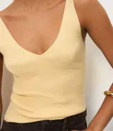 Blusa básica sin mangas de punto acanalado color amarillo claro, con escote en V y tirantes medianos, marca Marfinno.