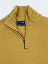 Sweater azul marino de lambswool con medio cierre frontal y cuello alto.