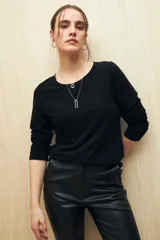 Top marrón de manga larga con textura metalizada y acabado glitter.