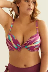Soutien de baño con copa y aro, estampado con rayas abstractas en tonos violeta, naranja y celeste. Tiene breteles regulables, nudo regulable en espalda y detalle de nudo en el escote.