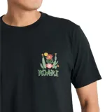 Remera Roark de manga corta y cuello redondo en color negro, con un pequeño estampado gráfico de cactus y flores en el pecho.