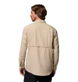 Camisa de aventura Columbia modelo Silver Ridge Utility, color beige, de manga larga con opción de arremangado, cuello clásico, bolsillos frontales con solapa y cierre de velcro, y tecnología de protección solar y absorción de humedad.