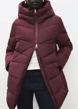 Campera acolchada de corte recto y diseño puffer, color bordó. Cuenta con capucha, cuello alto, cierre frontal de cremallera doble y dos bolsillos laterales con cierre. Presenta mangas largas con puños elásticos y acabado repelente al agua.