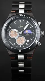 Reloj cronógrafo de la colección Imperial, con caja de madera de ébano oscuro y bisel técnico. La esfera negra presenta subdiales con textura de madera natural, indicador de fase lunar y fechador. La malla combina eslabones de acero inoxidable pulido con madera de ébano, ofreciendo un diseño sofisticado y resistente.