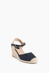 Sandalia con plataforma de yute color azul marino, con tira al tobillo color beige.