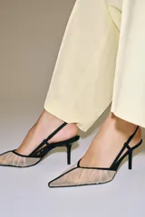 Zapato de tacón destalonado con cuerpo de mesh, tira trasera elástica, tacón fino y acabado en punta.