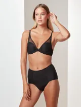 Panty tiro alto color negro, de lycra, con delantera interna con microtul elastizado.