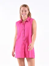 Monoprenda corta sin mangas, con cuello camisero y cierre frontal de botones. Presenta un diseño recto y holgado.