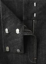 Falda midi de denim color negro, corte recto con tiro alto y bolsillos laterales.