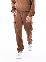 Pantalón de jogging negro con bolsillos laterales tipo cargo, cintura elastizada con cordón ajustable y puños ajustados.