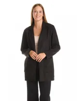 Blazer de corte largo confeccionado en tejido símil gamuza con textura aterciopelada. Presenta cuello con solapas, frente abierto sin botones y dos bolsillos de parche frontales.