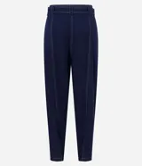 Pantalón verde oliva de piquet con pespuntes a contratono, corte recto, tiro alto y lazo en la cintura.