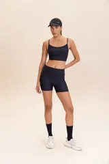 Short deportivo color ladrillo, de tiro alto y corte ajustado. Confeccionado en tejido Hydefit Adaptiv con tecnología Lycra Adaptiv y protección UV50+.