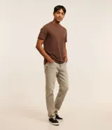 Remera básica de corte regular para hombre, color verde militar, con mangas cortas y cuello redondo.