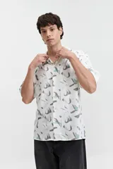 Camisa de manga corta estampada con cuello pijama.