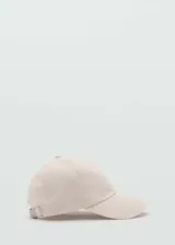 Gorro tipo gorra con visera, color beige, confeccionado en mezcla de algodón y lino, con cierre regulable en la parte posterior y detalle de mensaje bordado.