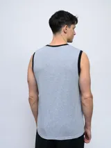 Musculosa deportiva Umbro color negro con cuello y sisas en gris. Presenta el logo de la marca bordado en el pecho.