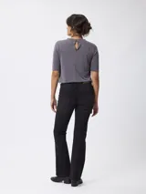 Jean de corte oxford con tiro medio, confeccionado en denim azul clásico con costuras a tono.