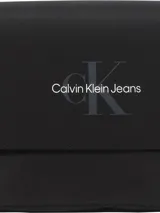 Bolso bandolera Calvin Klein Jeans color negro con logo estampado en blanco.