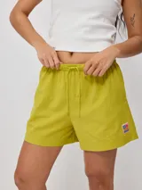 Short negro de algodón y lino con cintura elástica ajustable con cordón y parche bordado en la pierna derecha.