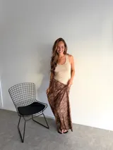 Pollera larga de corte recto con estampado animal print en tonos marrones y negros. Confeccionada en una mezcla de algodón y viscosa, presenta una caída fluida y elegante.