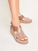 Sandalia de cuero color marrón con plataforma y taco chino.