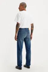 Pantalón de jean de tiro medio, corte recto y color azul con desgaste en muslos.