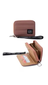 Billetera corta de diseño capitoneado con cierre perimetral y solapa frontal. Cuenta con compartimentos internos para tarjetas y billetes, e incluye una correa de mano desmontable.