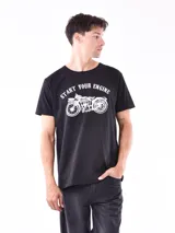 Remera negra de corte regular con estampa frontal de una moto y la frase "Start your engine".