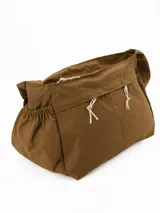 Bandolera de diseño funcional en color marrón, con cierre principal superior y dos bolsillos frontales con tiradores de cuerda. Presenta detalles fruncidos en los laterales y correa ajustable para llevar al hombro o cruzada.