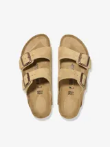 Sandalias Birkenstock Arizona color arena, con dos correas ajustables con hebillas metálicas.