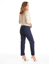 Pantalón de corte slim fit en color negro, confeccionado en tejido técnico de alta densidad. Presenta una pretina ancha elastizada, diseño pull-on sin cierres ni botones, y cuenta con cinco bolsillos funcionales.