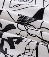 Remera de corte relajado color blanco, con cuello redondo y manga corta. Presenta un estampado pequeño en el centro del pecho con la inscripción 'Most Wanted' y el diseño de los Hermanos Metralla.