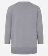 Blusa básica de viscosa verde militar con escote en V, mangas 3/4 y puños anchos en rib. Cuenta con costuras decorativas y dobladillo inferior ancho.